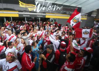 La afición arropa al equipo en la llegada a Wellington