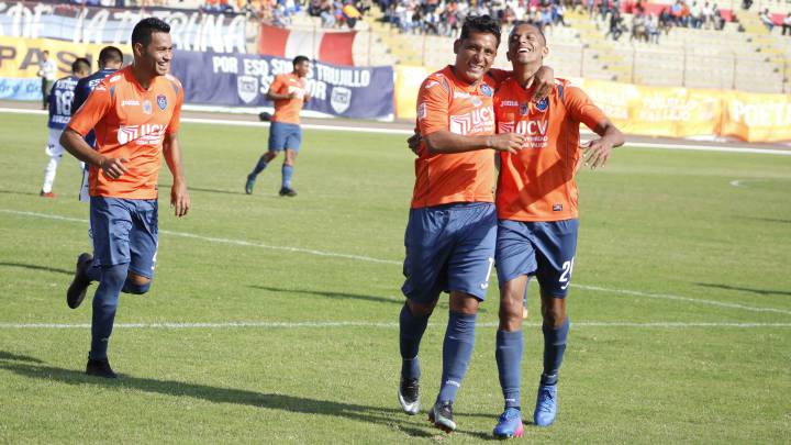 Jugadores de Universidad César Vallejo celebrando un gol.