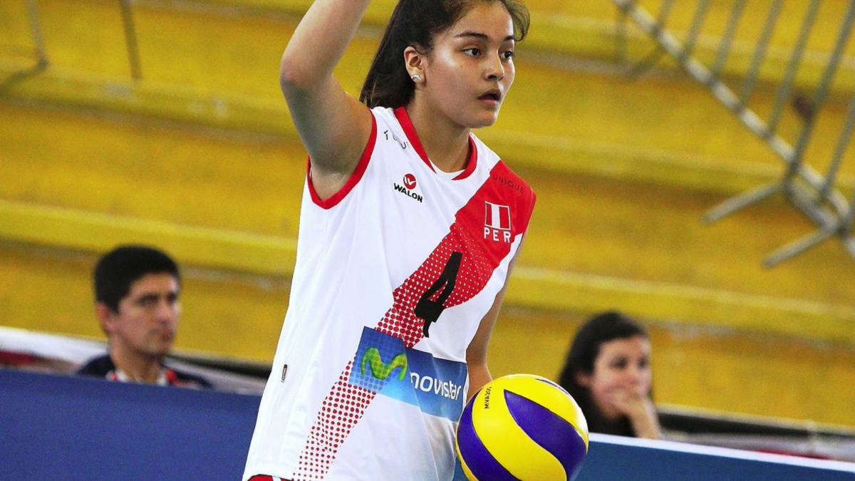 Luz Alessandra Chocano durante un partido con la selección peruana de volleyball.