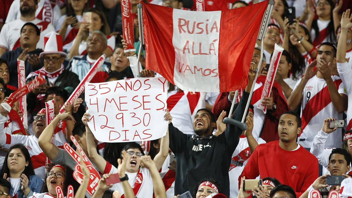 Aficionados de Perú celebran la clasificación al Mundial de Rusia 2018.