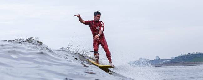 El surfista peruano Piccolo Clemente.