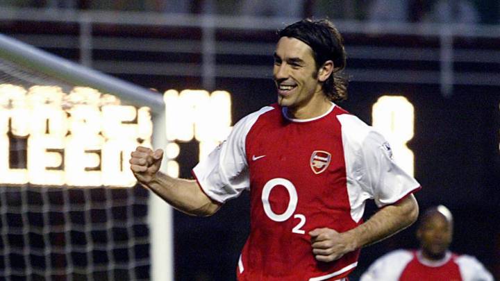 Robert Pires celebra un gol con la camiseta del Arsenal.