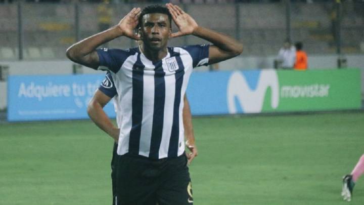 Carlos Ascues celebra un gol con Alianza Lima.