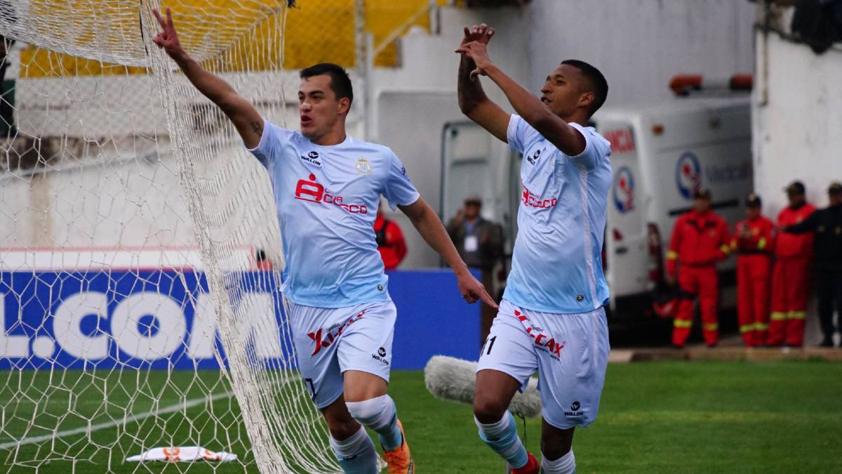 Johnny Vidales (i) de Real Garcilaso celebra con Iván Santillán luego de anotar contra Santos