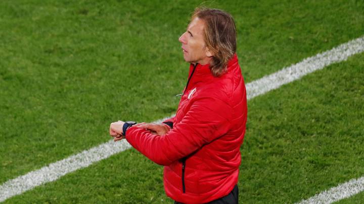 El director deportivo de la Federación Peruana de Fútbol aseguró que Argentina será un duro competidor por el técnico, que tiene una oferta para renovar.