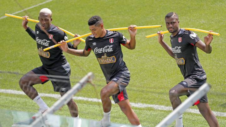 Dos de los pilares del equipo de Ricardo Gareca no podrán disputar el tercer partido de la fase de grupos por distintos problemas físicos. Habrá cambios.
