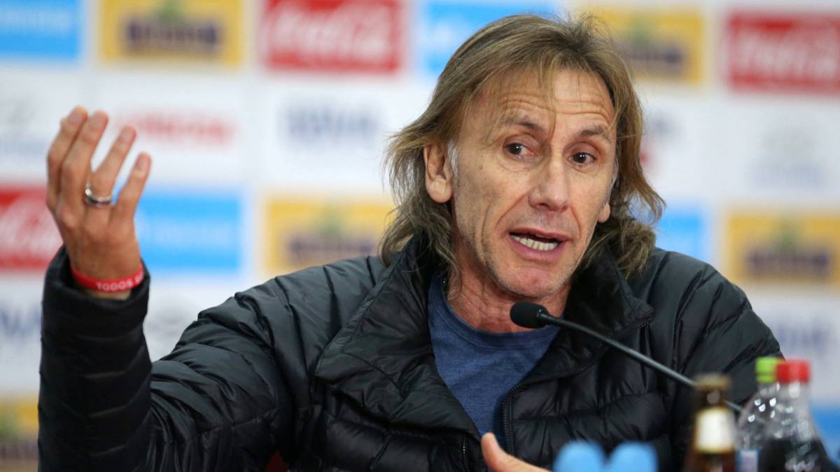 El presidente de la Federación Peruana de Fútbol realizó una primera propuesta al técnico antes de que se marche a descansar a Argentina junto a su familia.