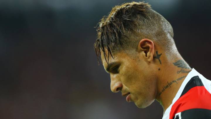 El delantero peruano Paolo Guerrero, del Flamengo también suspendido con un año sin conducir por no colaborar con la autoridades policiales.