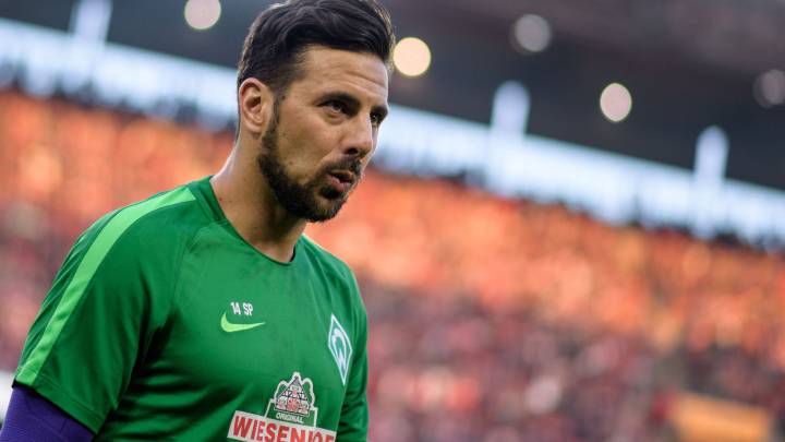 El Werder Bremen sorprende con el nuevo dorsal de Pizarro