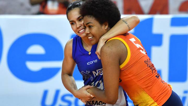 Ángela Leyva junto a una compañera de Osasco Volei.