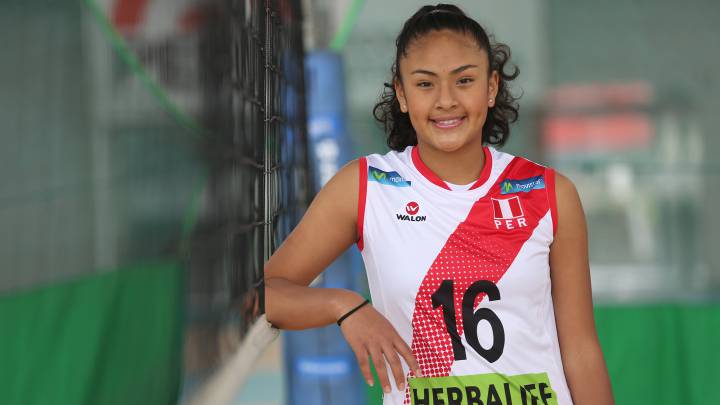 Yadhira Anchante, armadora de la Selección U20 de voleibol femenino de Perú.