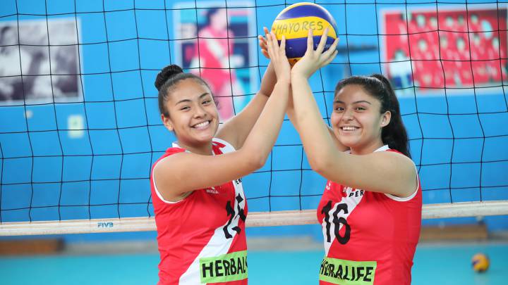 Yadhira Anchante y Camila Pineda, armadoras de la selección U20 de voleibol femenino de Perú.