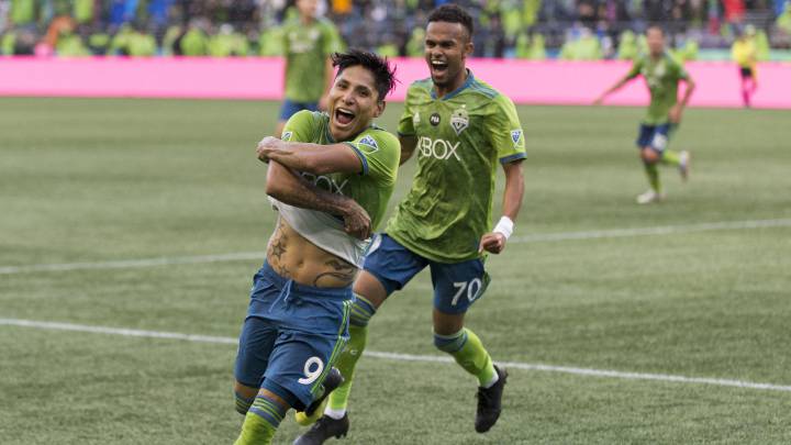El delantero peruano anotó dos goles en el tramo final del partido ante San Jose Earthquake y ahorra al equipo de Seattle una ronda de playoffs.