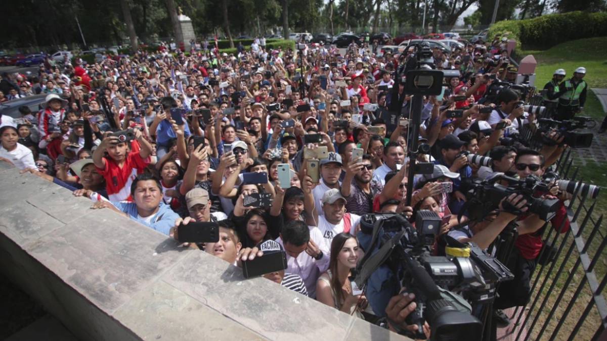 Centenares de personas acudieron al aeropuerto a recibir al plantel, que llegó con retraso desde Lima para encarar el amistoso de este martes ante Costa Rica.