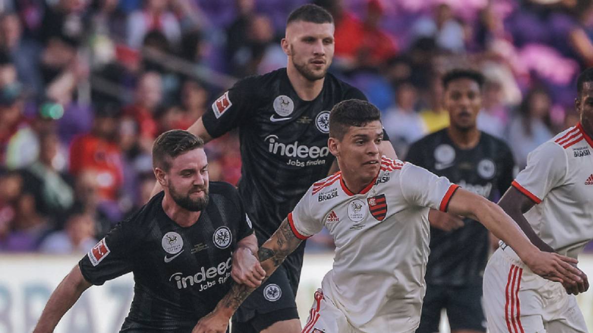 El lateral peruano disputó la primera parte, cuando llegó el único tanto del partido y el conjunto carioca derrotó por 1-0 al Eintracht de Frankfurt.