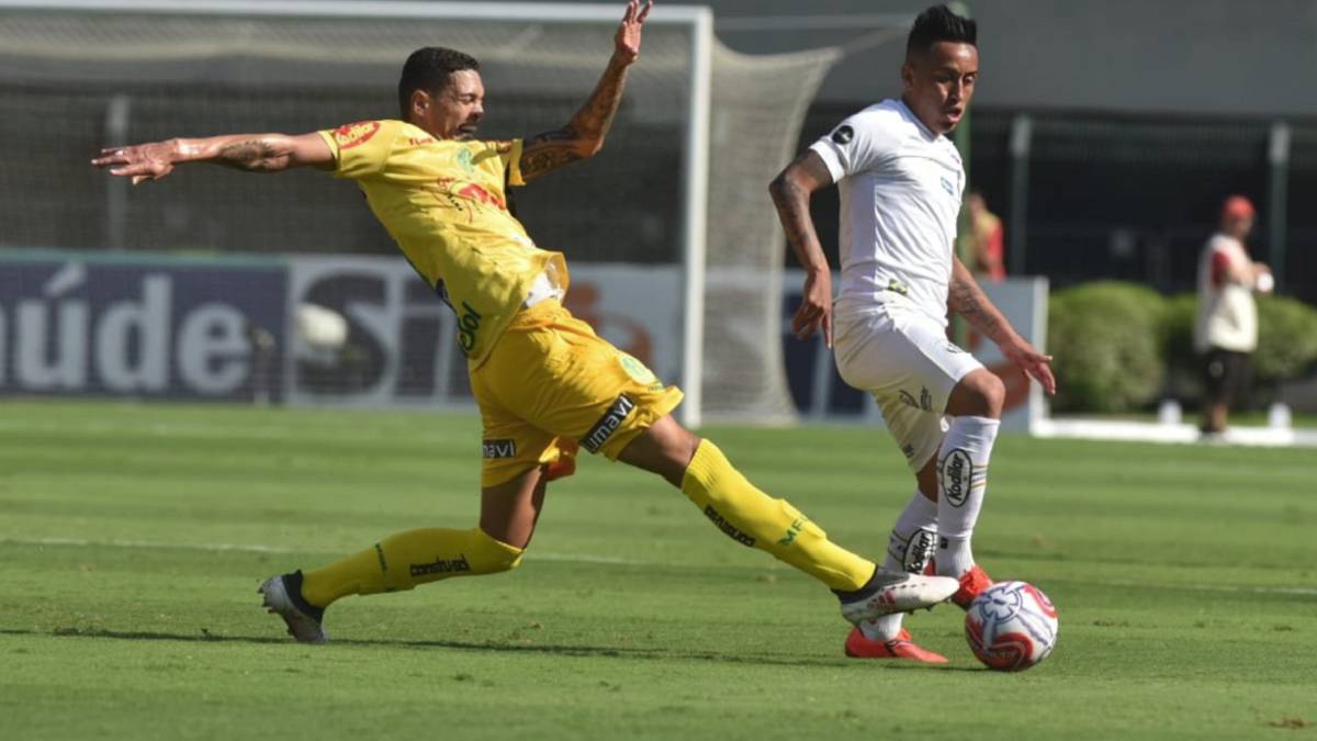 El mediapunta peruano disputó su primer partido, ya como titular, en el conjunto paulista, y celebró la agónica victoria que lograron para mantener liderato.