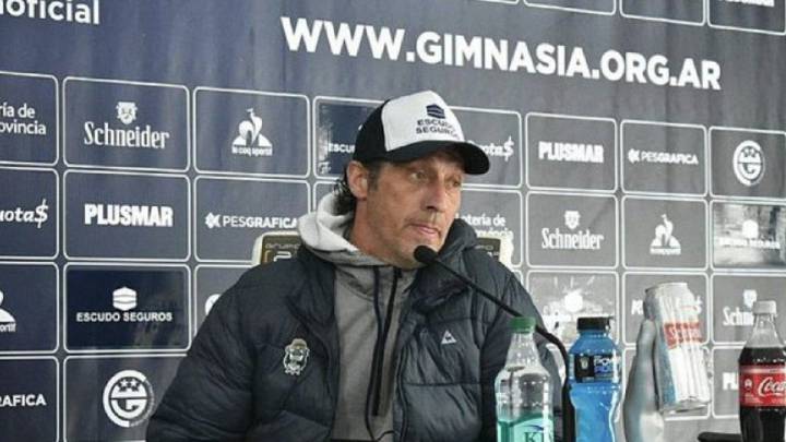 El técnico de Gimnasia y Esgrima La Plata, ex de Universitario, se mostró muy molesto ante la mala racha del equipo y el mal ambiente que rodea a la entidad.