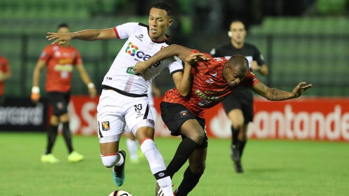 El conjunto de Arequipa, gracias a un gol de Cuesta en el 88, desigualó el marcador global en Caracas, en un duro partido que puso a prueba a los peruanos.