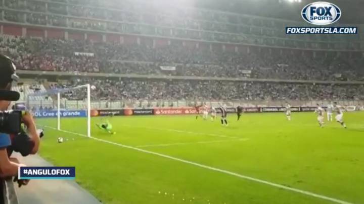 El tremendo vuelo de Gallese para atajar un penal a Borré
