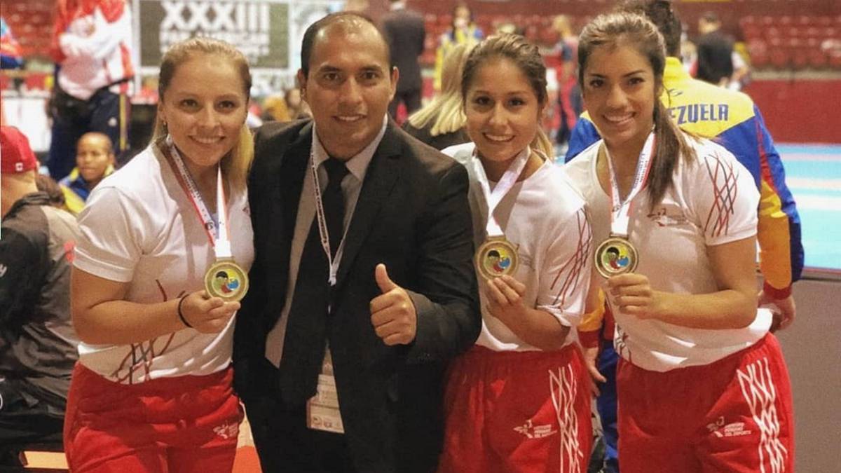 El equipo peruano de kata femenino.