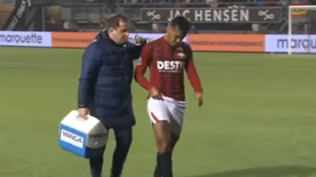 Renato Tapia se marcha lesionado en el Heracles - Willem II.