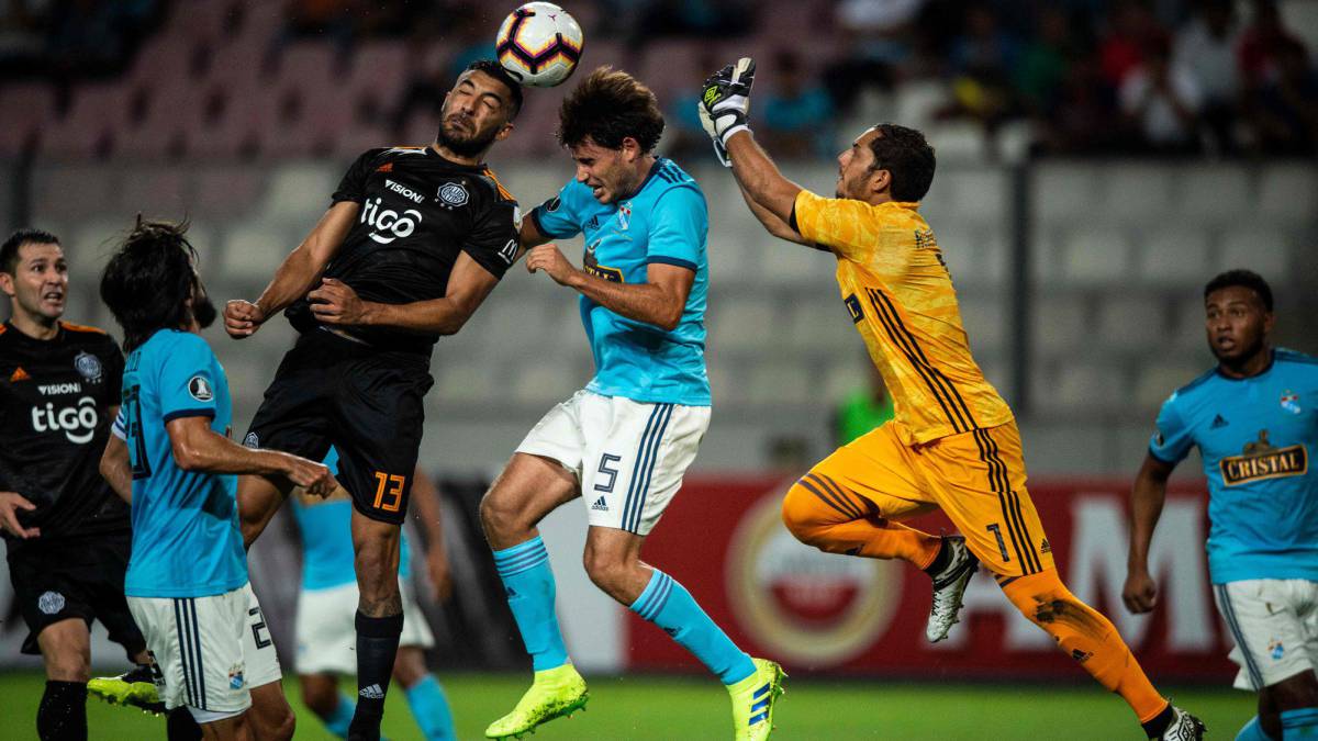 Cristal cae goleado y se queda como último de grupo