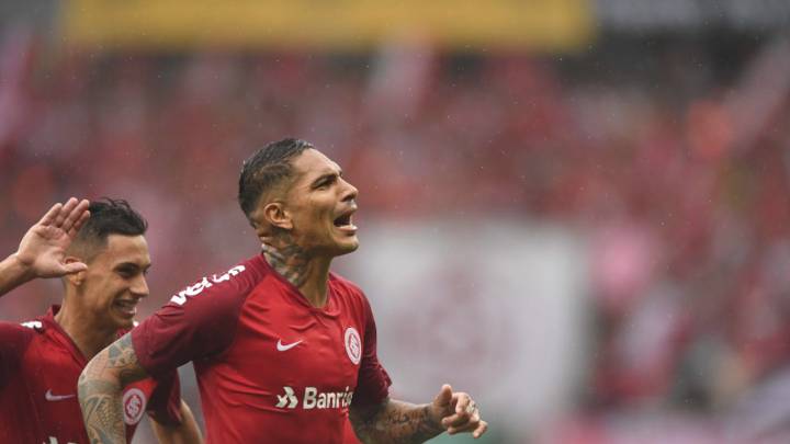 Paolo Guerrero celebra su primer gol con Internacional tras la sanción.
