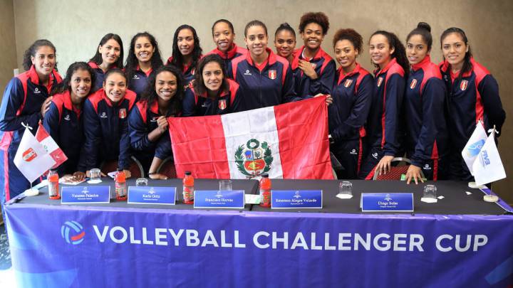 Las 16 jugadoras de la selección femenina de voleibol de Perú junto al DT Francisco Hervás.