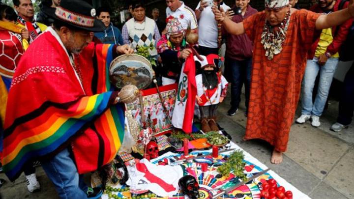 Se reunieron a las afueras del Estadio Nacional de Lima para realizar un "ritual de florecimiento" que le permita a Perú derrotar a Chile en semifinales.