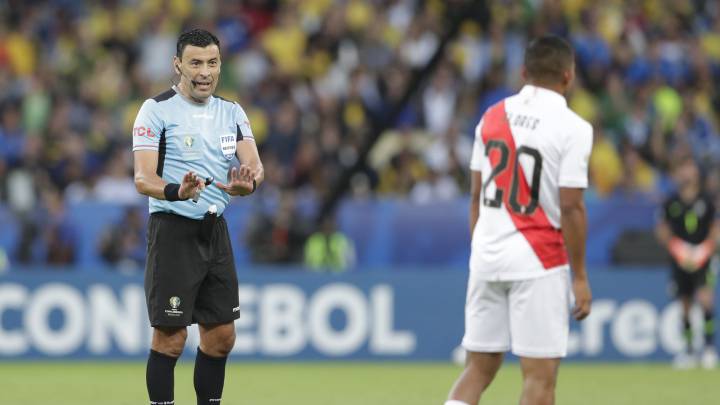 Penalti de Thiago Silva señalado tras revisión del VAR