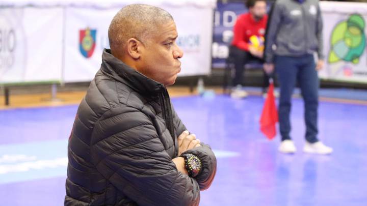 El cubano Juan Carlos Gala, técnico de la selección masculina de voleibol de Perú.