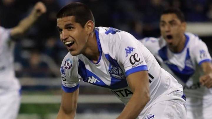 Luis Abram, seguido por el Ajax