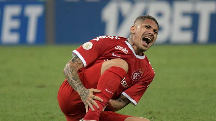 Dos partidos de suspensión para Paolo Guerrero