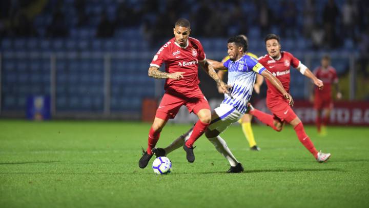 El delantero peruano, recién llegado de Lima, disputó el partido completo y los de Porto Alegre se llevaron los tres puntos al vencer a Avaí por 0-2.