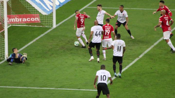El delantero peruano pudo dar la victoria a Internacional pero no estuvo fino desde los once metros y luego un fuera de juego de López le privó del gol.