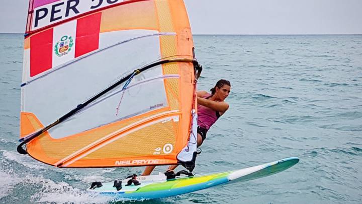 María Belén Bazo, windsurfista peruana clasificada para Tokio 2020.
