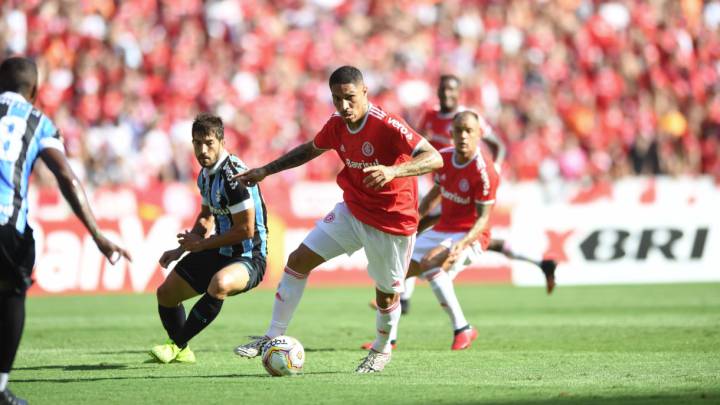 El delantero peruano vio como el gran rival de Internacional se imponía en el Clásico de semifinales del estadual con un gol en el descuento.