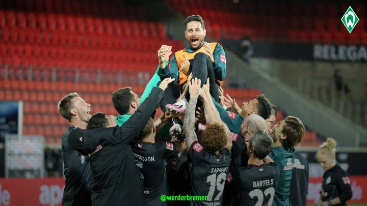 El delantero peruano no jugó y vivió con muchos nervios el desenlace de la promoción que terminó con final feliz para el Werder Bremen.