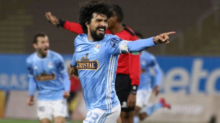 Cristal va en busca de la U