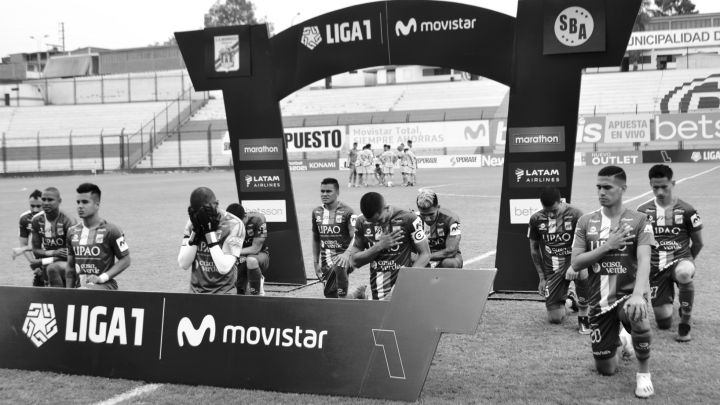 Los jugadores de Mannucci se arrodillan en señal de protesta