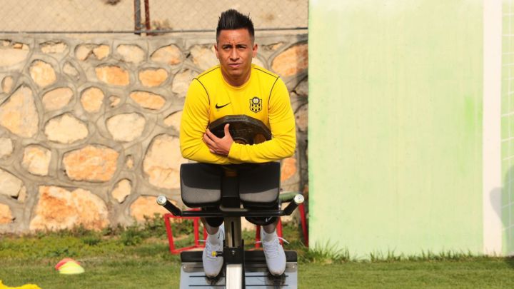Cueva juega con fuego