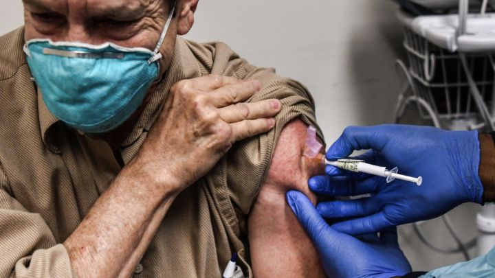 Vacunas Sinopharm y AstraZeneca: efectividad, efectos secundarios y cuándo llegan a Perú