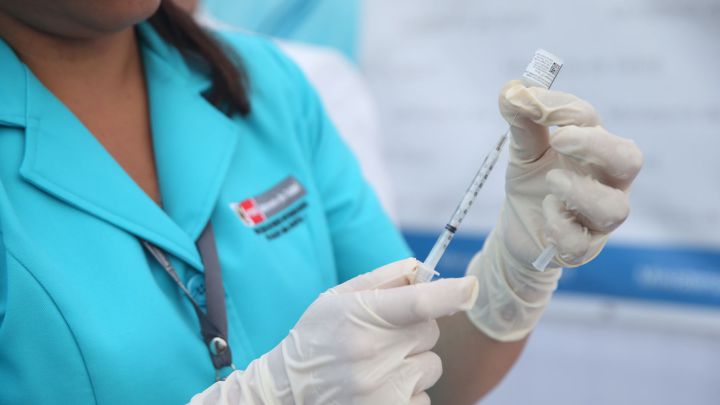¿Puedes recibir la vacuna contra la influenza si te han vacunado contra el COVID-19?