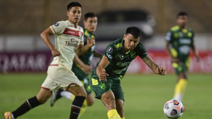 Universitario empata con Defensa y sigue con vida