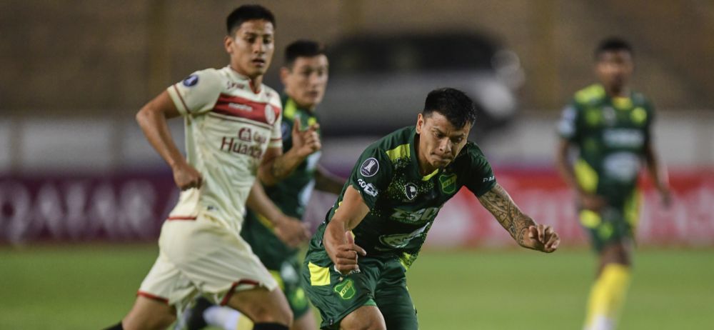 Universitario empata con Defensa y sigue con vida