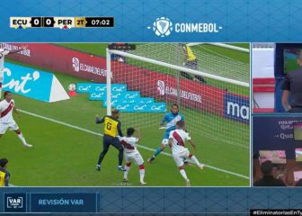 El árbitro señala penal por mano de Abram pero el VAR lo corrige