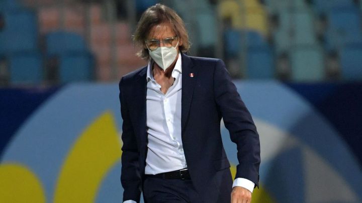 El entrenador de la selección peruana ha valorado el esfuerzo de los jugadores para igualar el cotejo contra Ecuador, por la cuarta fecha de la Copa América. “Fue una gran reacción de los muchachos, nos acomodamos mejor en el partido. Jugamos ante un gran rival que mantiene una intensidad importante. Fue un tiempo para cada uno”, dijo Gareca en rueda de prensa. Dos futbolistas de raíces peruanas, por otro lado, fueron importantes para el empate a dos. “Lapadula está bien, tuvo molestias por el trajín de los partidos. Santiago (Ormeño) se está tratando de poner de la mejor manera, se integra de a poco al grupo. En general están bien los muchachos”, expresó. Por otro lado, el 'Tigre' reconoció la superioridad de los norteños. “No hay explicación, nos superaron a este nivel. A veces tienen control ellos, a veces nosotros. Los muchachos dieron todo dentro del campo, ejercieron una gran presión y nos acomodamos en el segundo tiempo. No es fácil tener una reacción con un 2-0 abajo”, agregó. El último partido de Perú en fase de grupos es contra Venezuela, rival a quien Gareca le tiene mucho respeto. “Tenemos que jugarnos la última chance contra ellos. Es una selecion con inconvenientes, pero de mucho cuidado. Sabemos que será un rival duro”, sentenció.