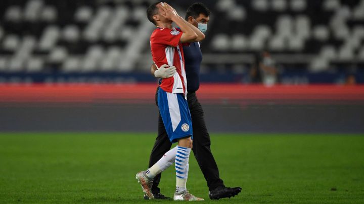 La gran estrella de Paraguay sufrió un edema muscular contra Uruguay y dice adiós a la Copa América. Se pierde el duelo de cuartos ante la Bicolor.