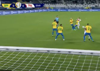 VAR Brasil - Perú: No es mano de Thiago y es fuera del área