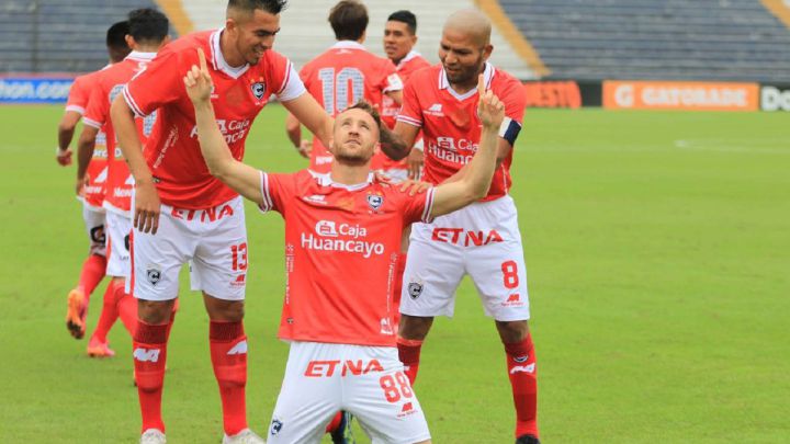 El equipo cusqueño goleó en el estreno del torneo son una actuación soberbia del internacional peruano y un hat-trick del delantero argentino.